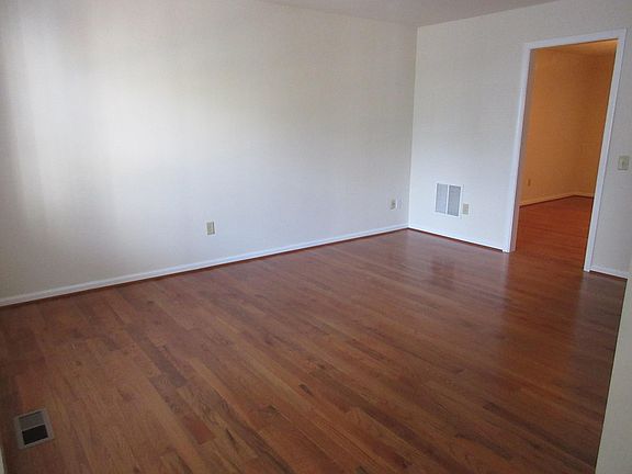 3rd image of 442 Larkspur Ln