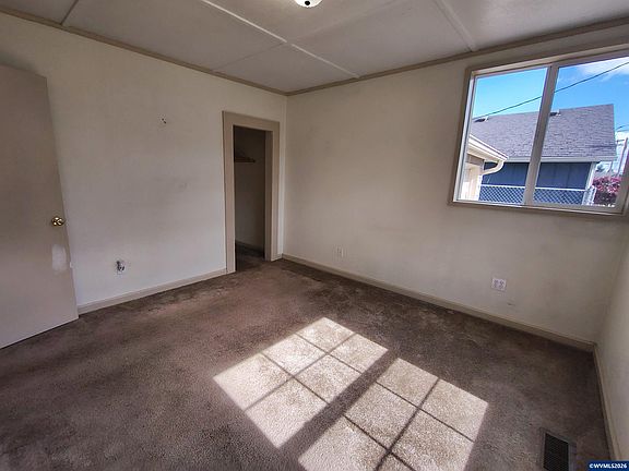 5th image of 164 SE Hankel St
