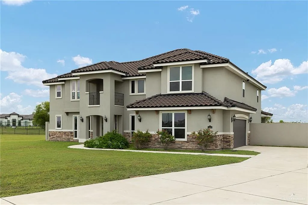 6 bed, 2.5 bath, 3852 sqft, $4,000 — Photo 2