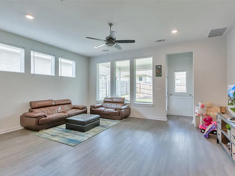 563 Saturnia Dr — Photo 9
