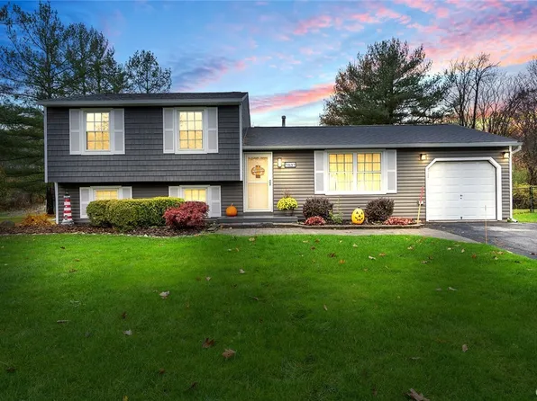 7837 Running Brook Ln, Cicero, NY 13039