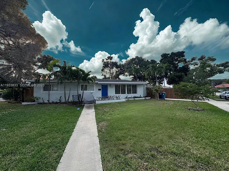 18600 SW 97th Ave — Photo 2