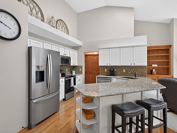 5th image of 5055 Cleburne Ct