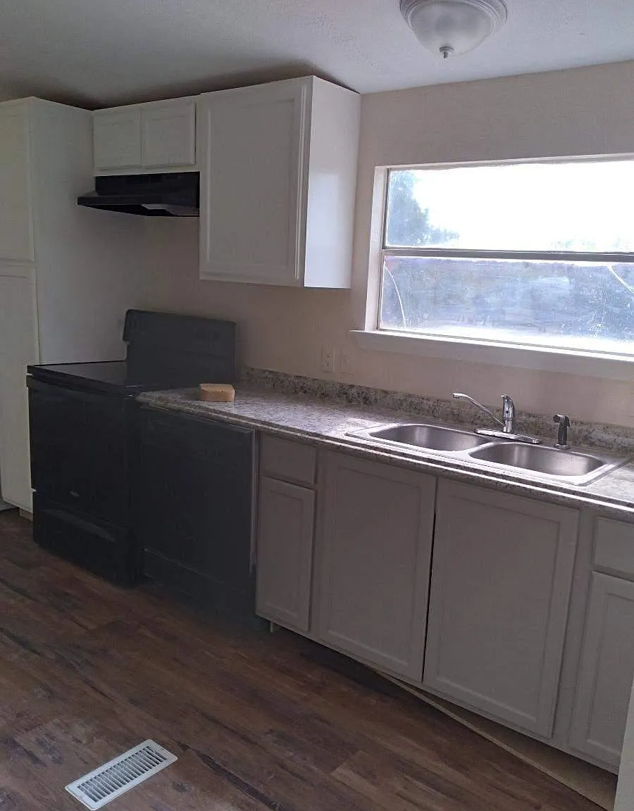 3 bed, 1216 sqft, $1,300 — Photo 2