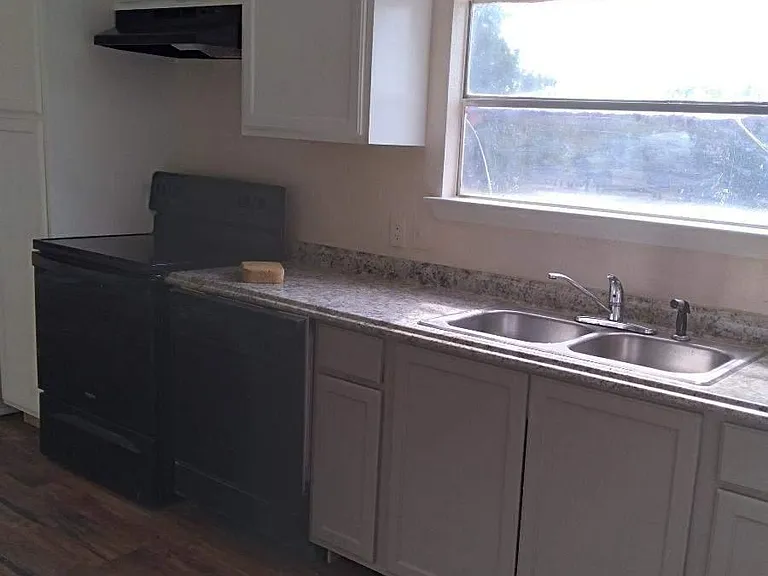 425 Young Rd — Photo 2