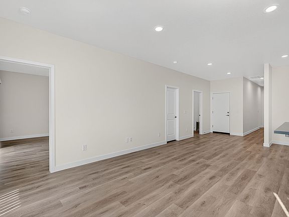 4th image of 909 E Desert Ln #Phoenix 85042