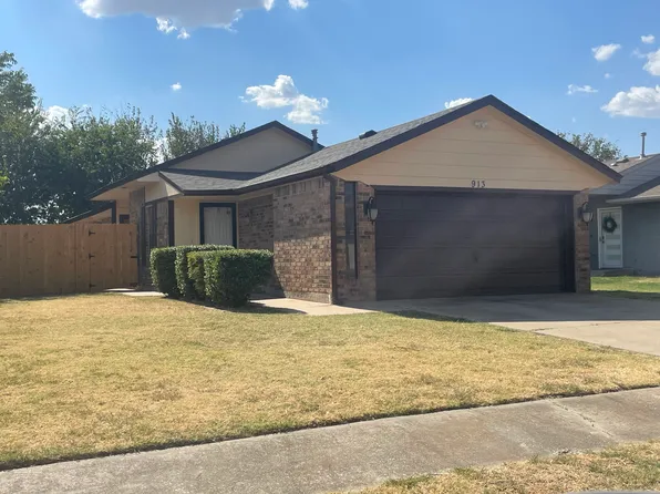 913 Heather Ln, Moore, OK 73160