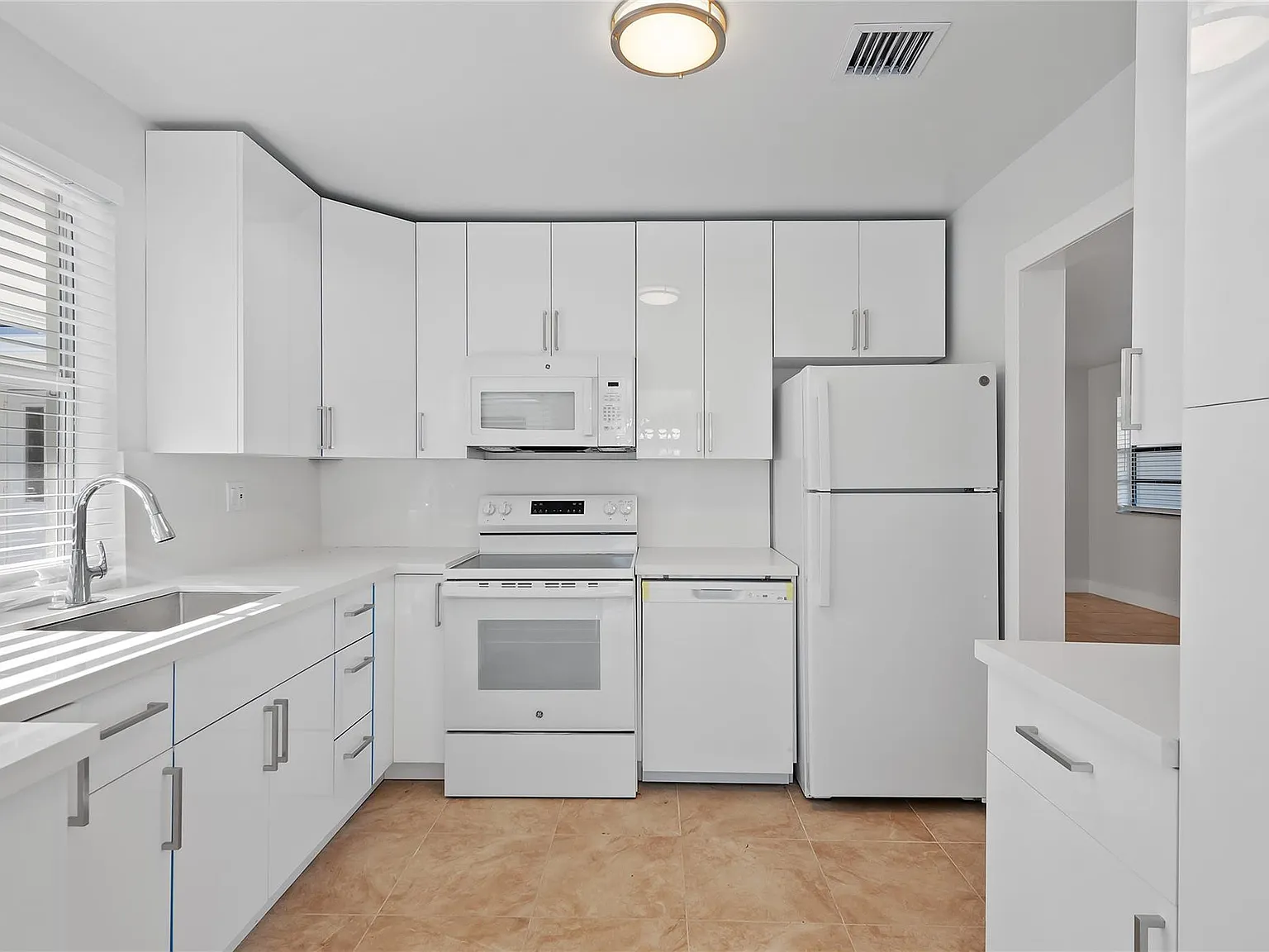 3 bed, 2.0 bath, 1296 sqft, $3,250 — Photo 3