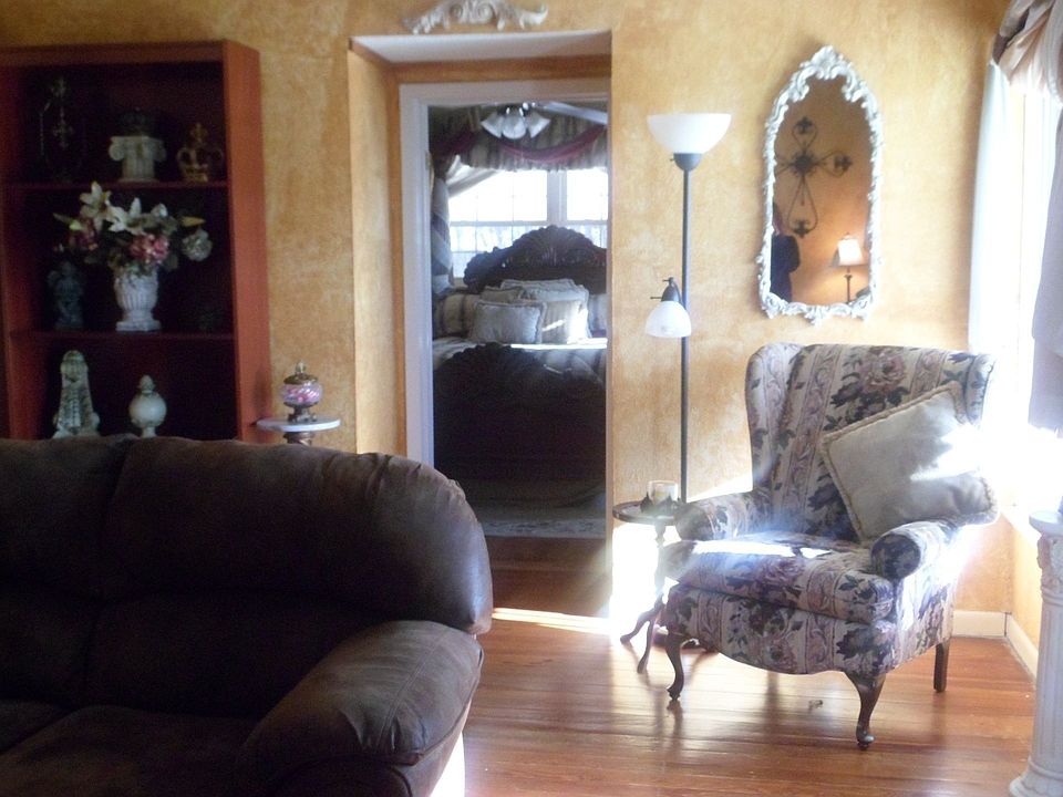 2nd image of 607 N Main