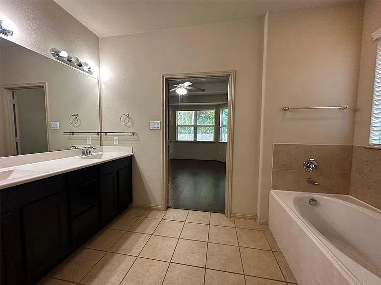 2423 Garden Shadow Dr — Photo 13
