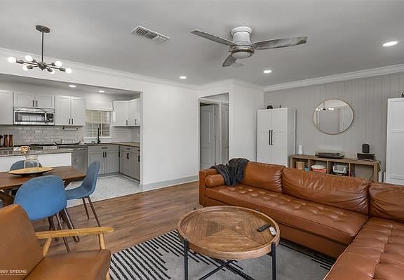 3rd image of 1703 Leslie St