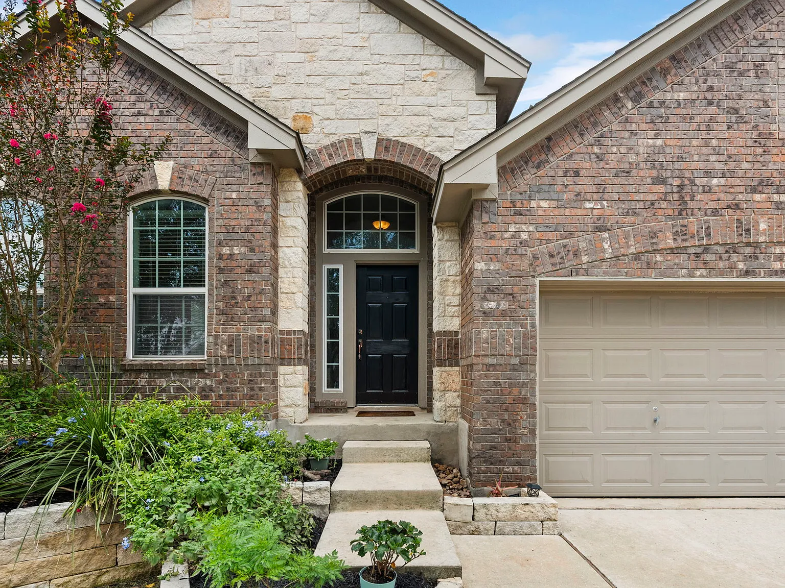 3 bed, 2343 sqft, $2,750 — Photo 3