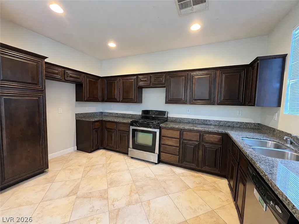 3 bed, 2.5 bath, 1726 sqft, $1,875 — Photo 3