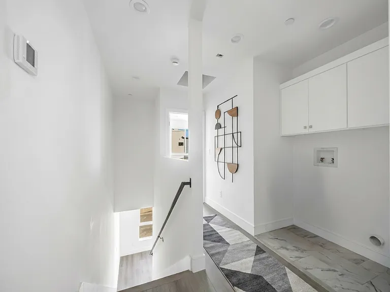 1150 W 38th St — Photo 64