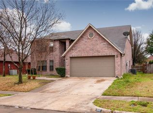 210 Mentor Dr, Arlington, TX 76002