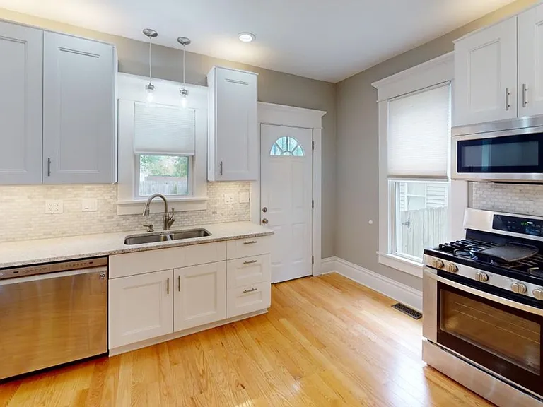 1348 Summit St — Photo 1