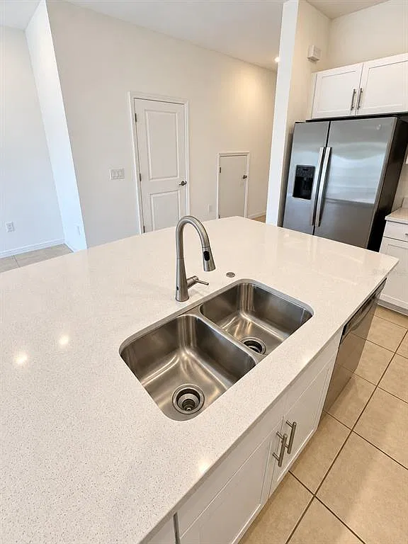 3 bed, 2.5 bath, 1373 sqft, $2,300 — Photo 4
