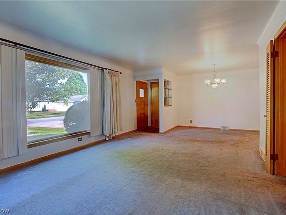 5th image of 1679 Chelmsford Rd