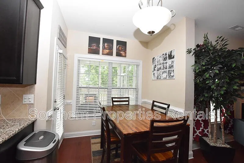 4 bed, 3.5 bath, 2929 sqft, $2,200 — Photo 3