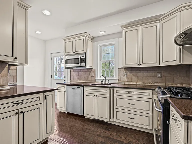 523 Allegheny Ave — Photo 19