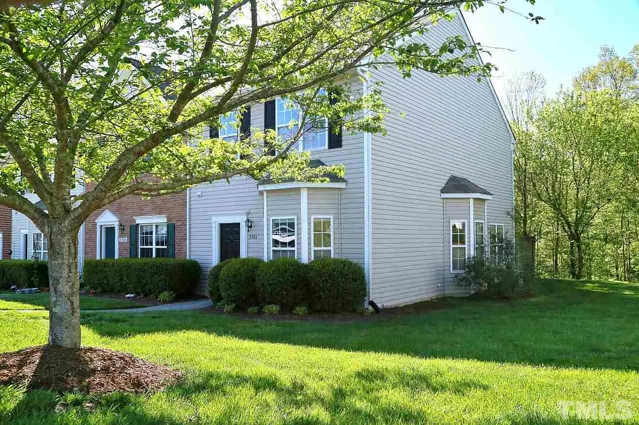 3 bed, 2.5 bath, 1450 sqft, $1,700 — Photo 2
