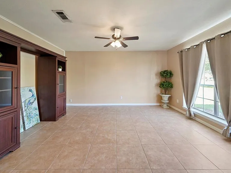 521 Gardenia St — Photo 16