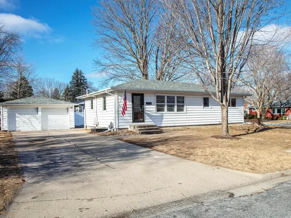 215 18th St NW, Waverly, IA 50677