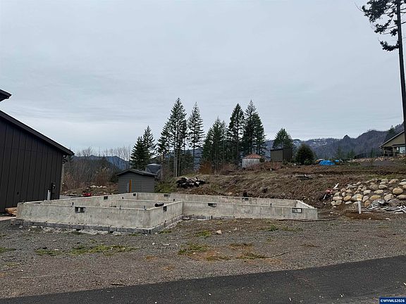 4th image of 125 Butte St N