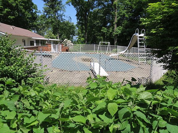 4th image of 7 Crest Hill Dr