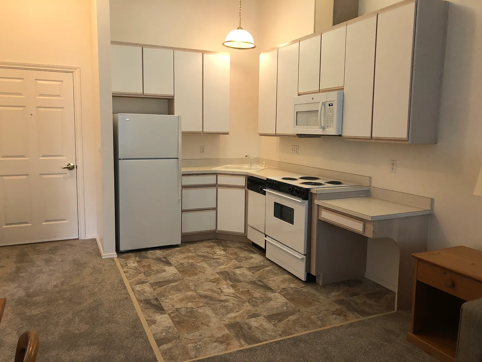 1 bed, 572 sqft, $1,200 — Photo 2