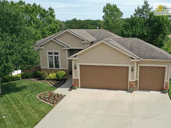 2nd image of 1009 NW Pecan Dr