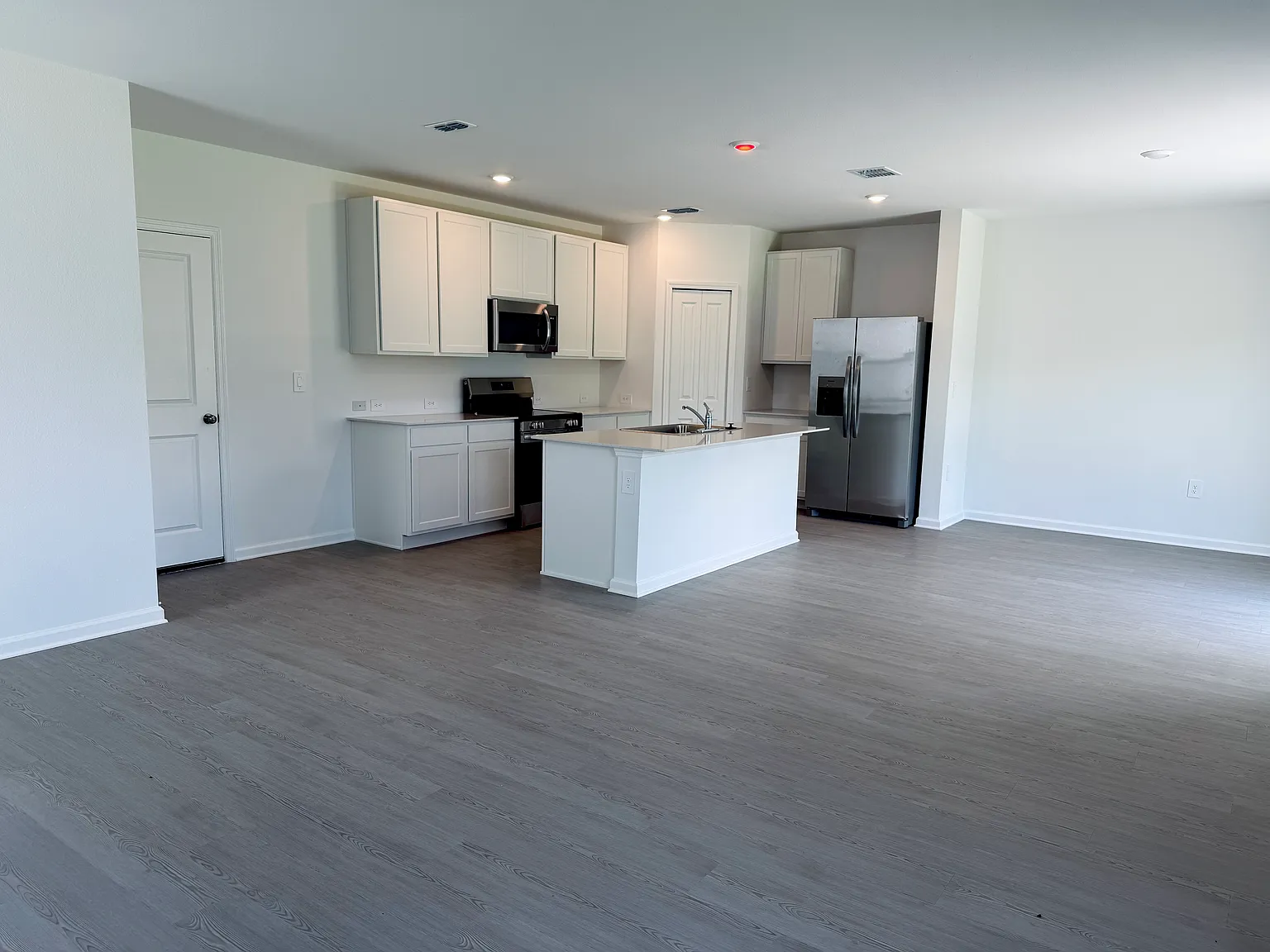 4 bed, 2.5 bath, 1874 sqft, $2,500 — Photo 3