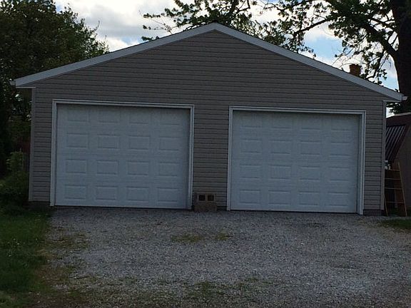 4th image of 736 Davis St