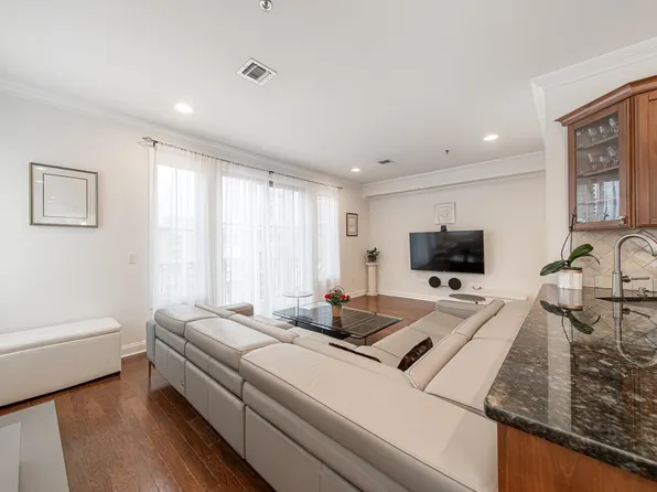 11 Washington Place image 5 of 19