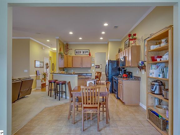 5th image of 28 Madeline Cir