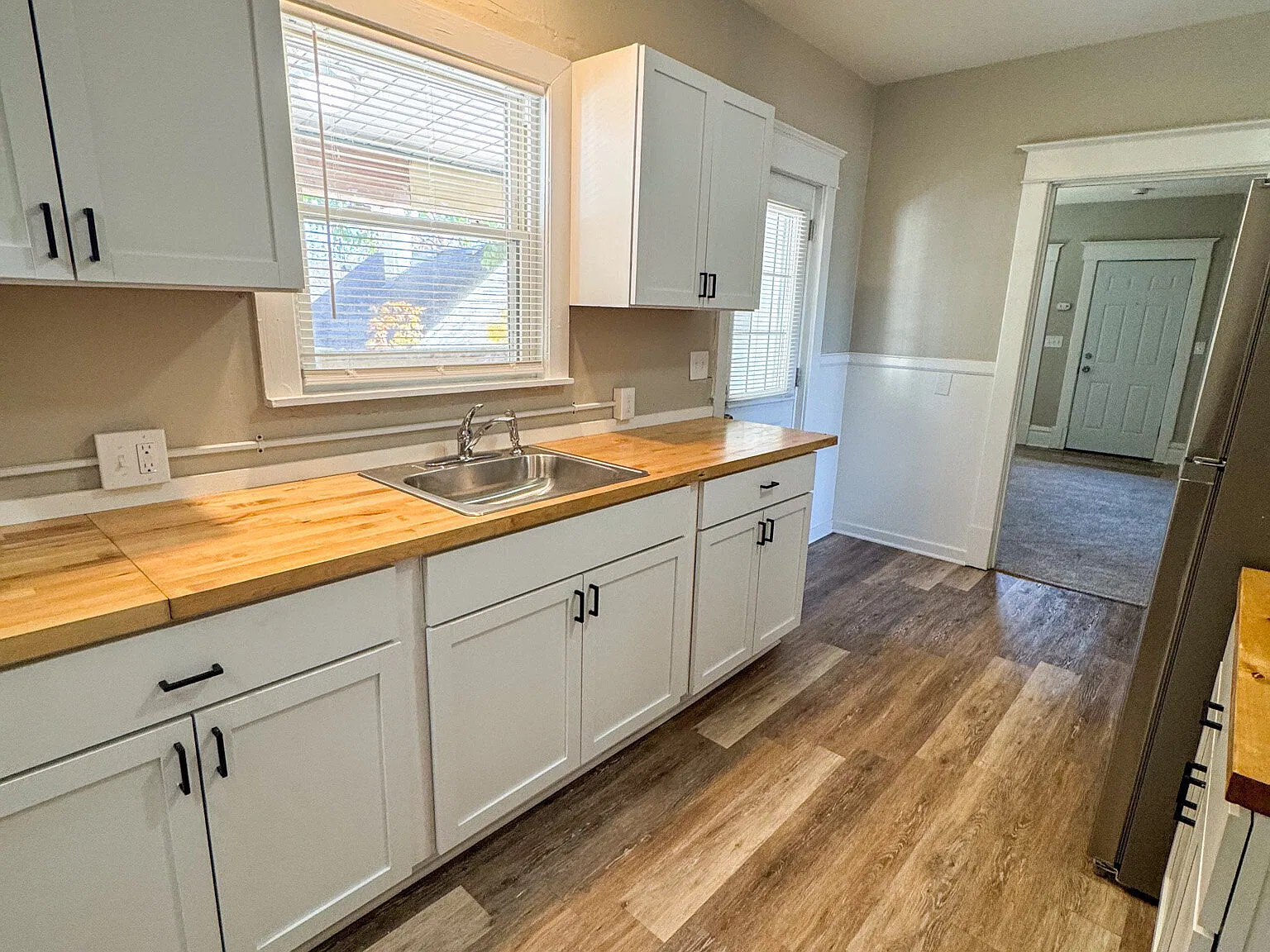 Updated 3 Bed West Side Apartment with Covered Porch and Parking — Photo 2