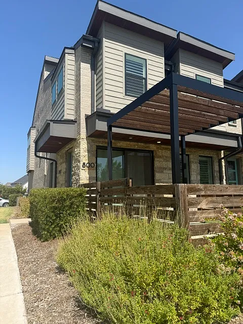 3 bed, 2.5 bath, 1814 sqft, $3,200 — Photo 3