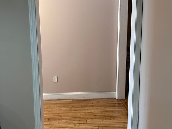 4th image of 7 Monroe Hts