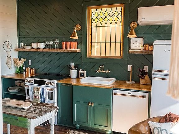 4th image of 3564 Waters Rd