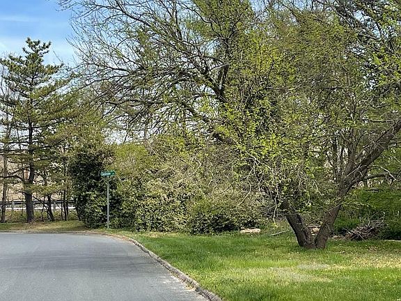 4th image of Springdale Dr