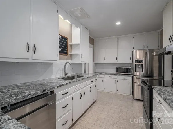 217 E Rhodes St, Lincolnton, NC 28092