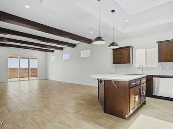 3rd image of 709 Rosencrans St