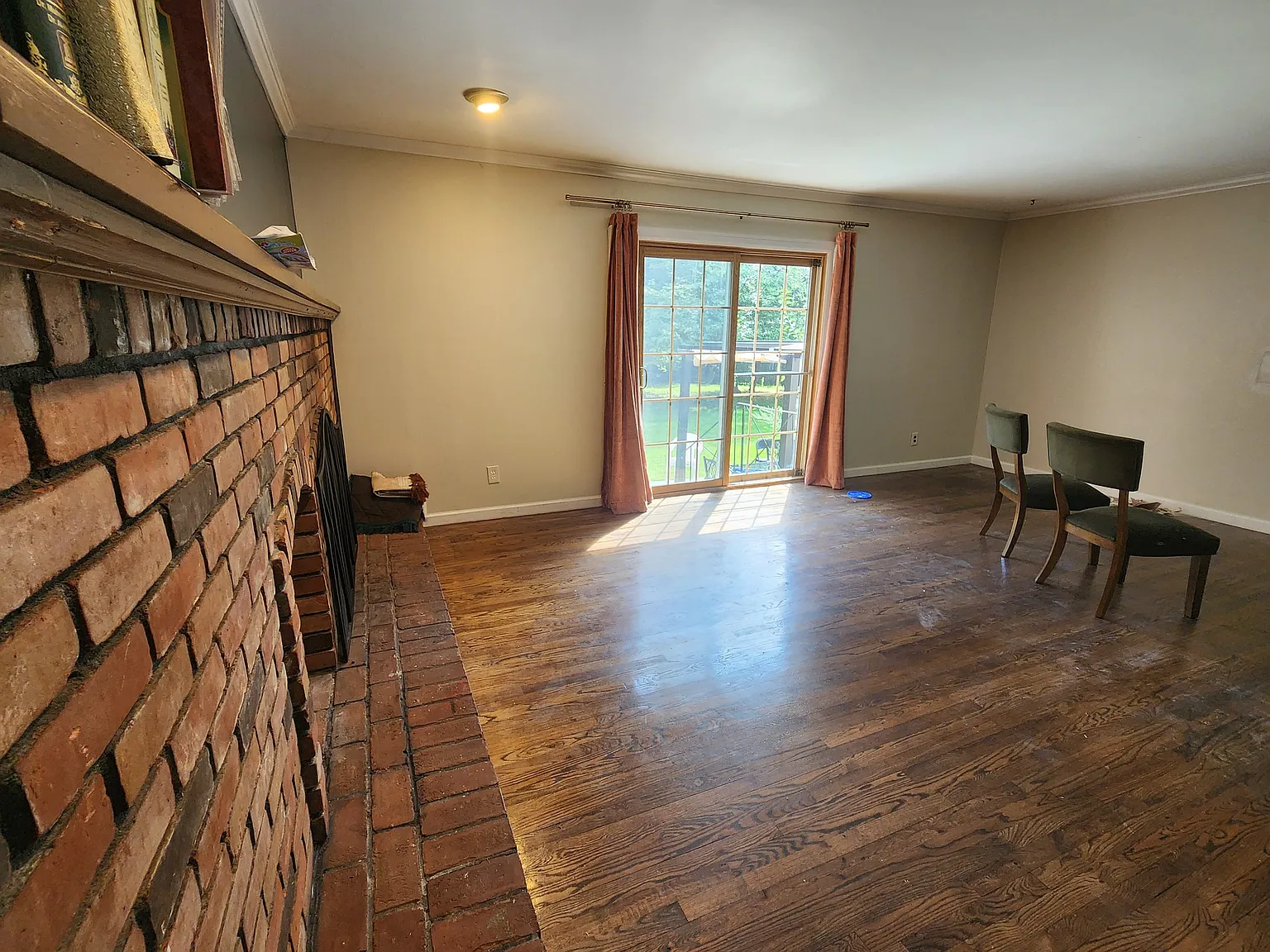 4 bed, 2.5 bath, 2200 sqft, $4,400 — Photo 2