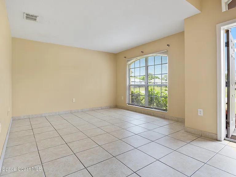 1406 Martinez St SE — Photo 4