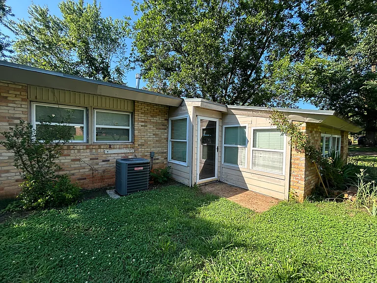 2814 Holiday Dr SW — Photo 1