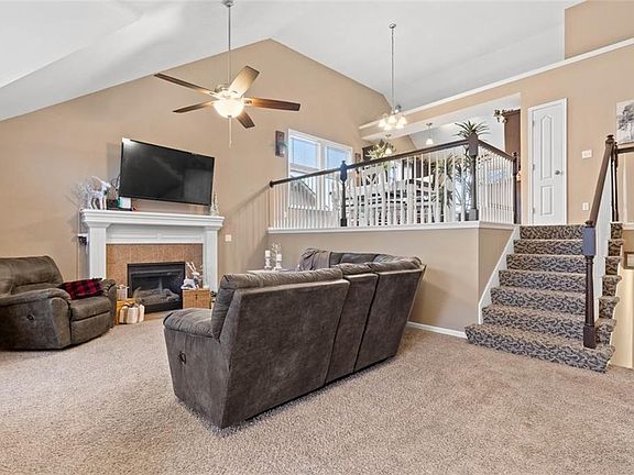 5th image of 621 N Cloverdale Ave