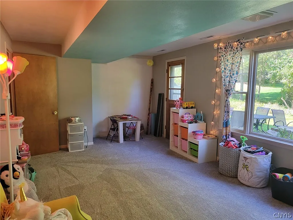 4 bed, 2.5 bath, 2276 sqft, $3,500 — Photo 4