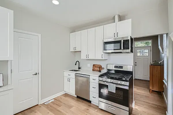 868 N Mariposa St — Photo 2