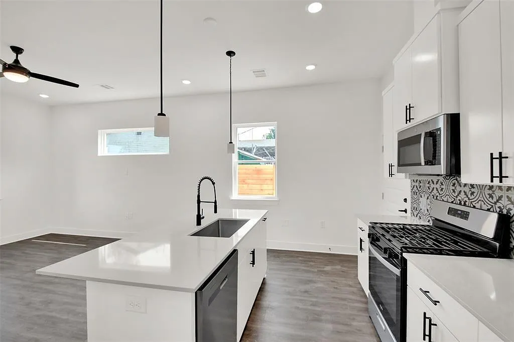 2 bed, 2.0 bath, 1200 sqft, $2,245 — Photo 1