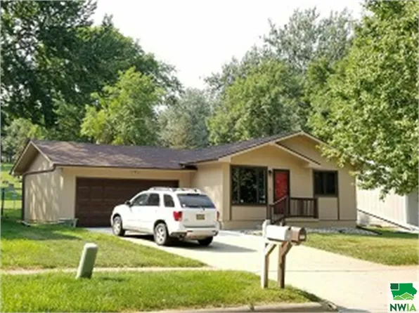 4412 Applewood Ave, Sioux City, IA 51106